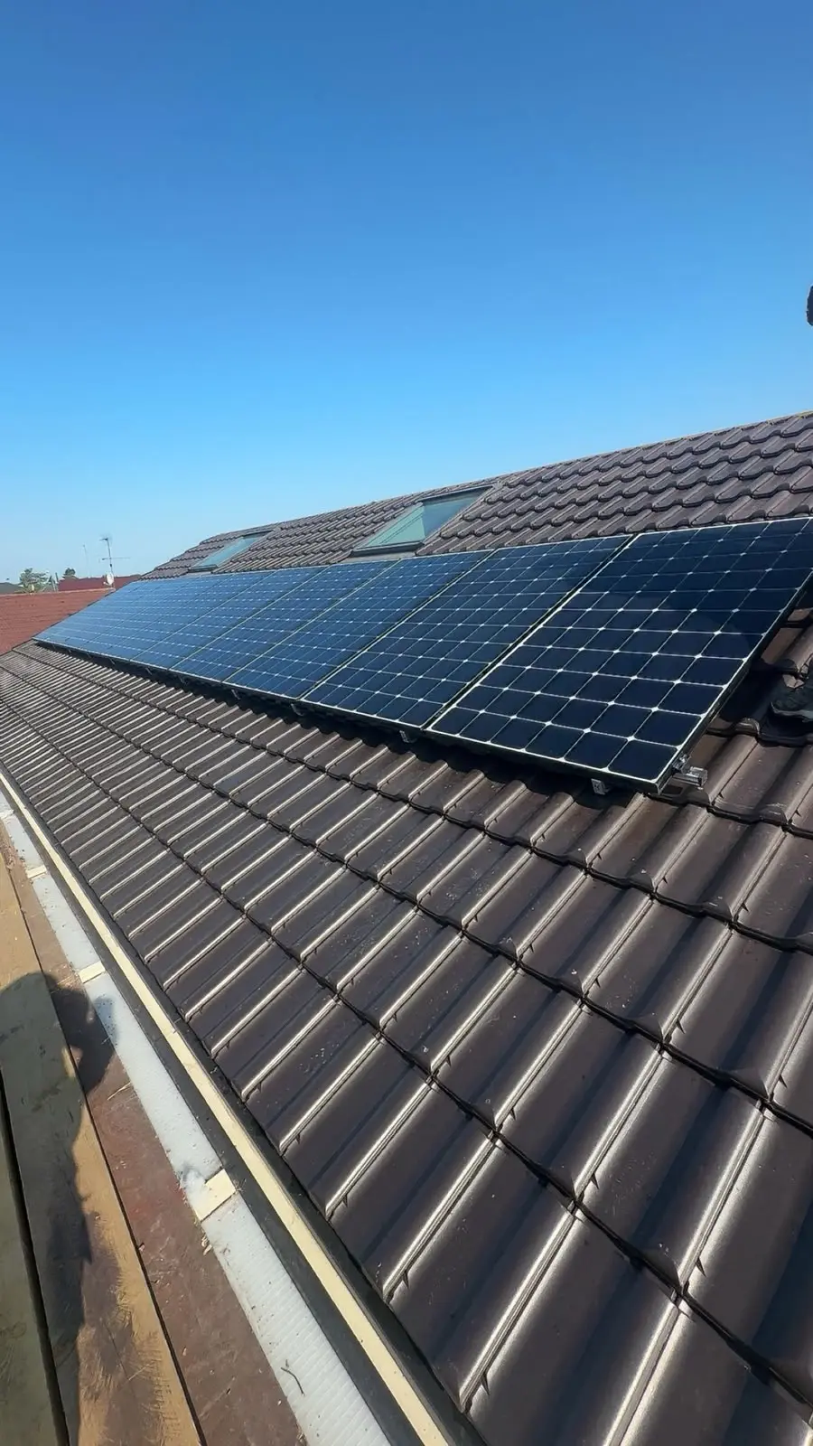 Panneaux photovoltaïques posés sur une toiture en tuiles