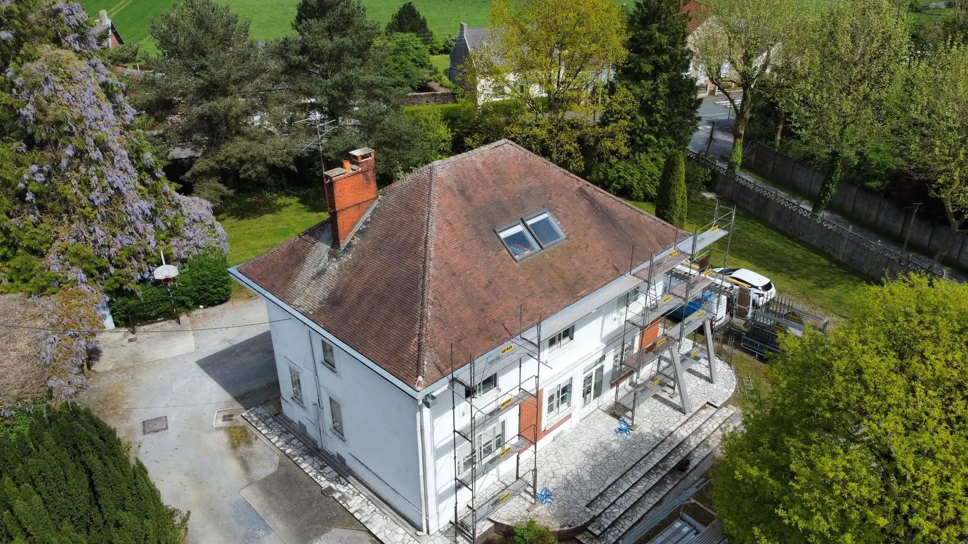 Avant travaux — Maison dont la vieille toiture en tuiles a été remplacée par une ardoise neuve