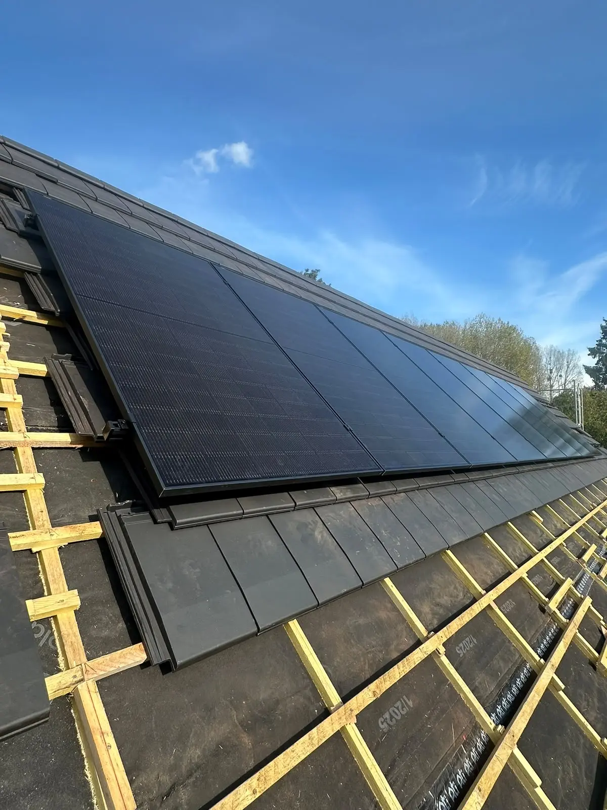 Panneaux photovoltaïques intégrés à une couverture en ardoise