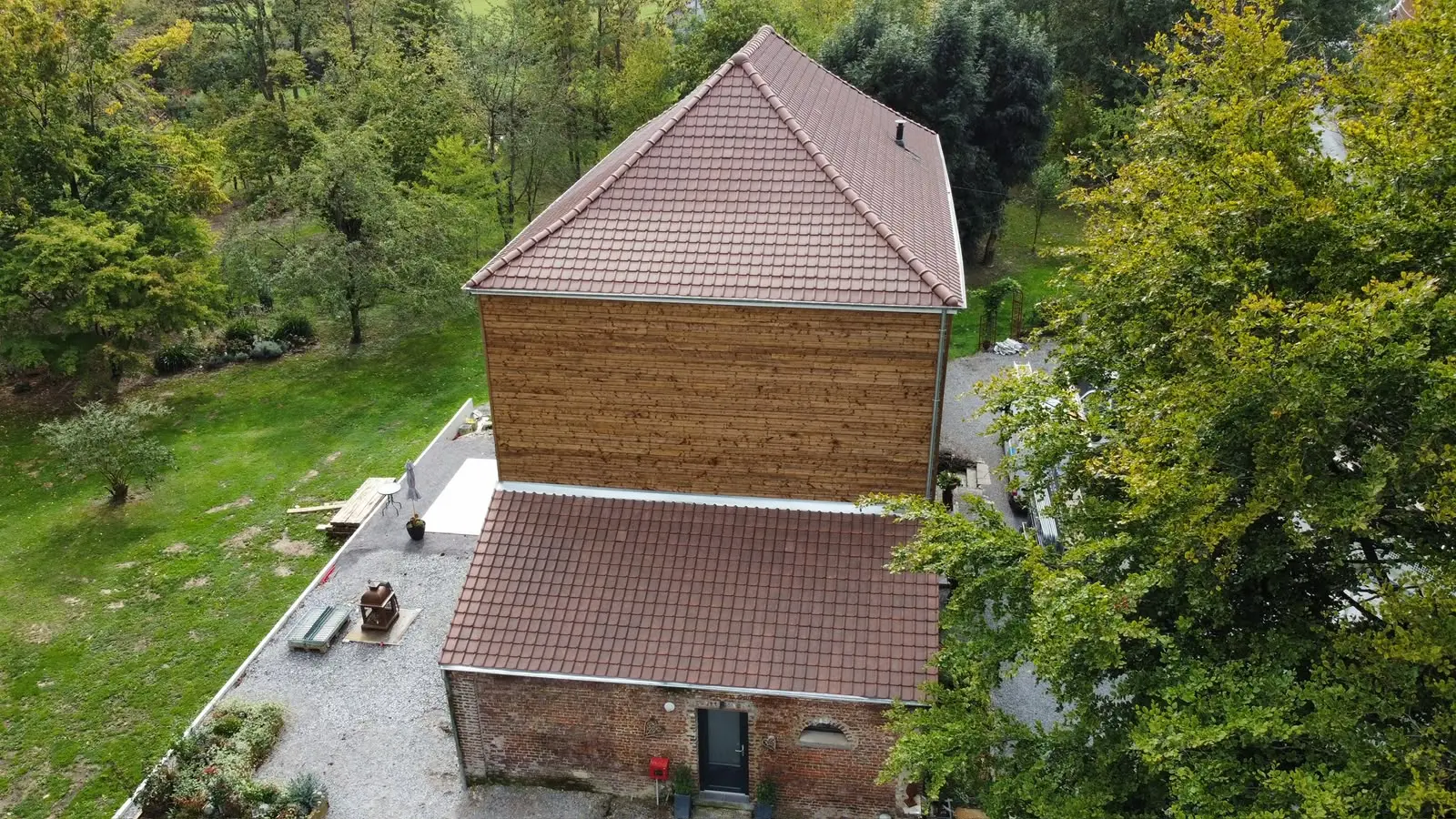 Ancien corps de ferme rénové avec toiture en tuiles