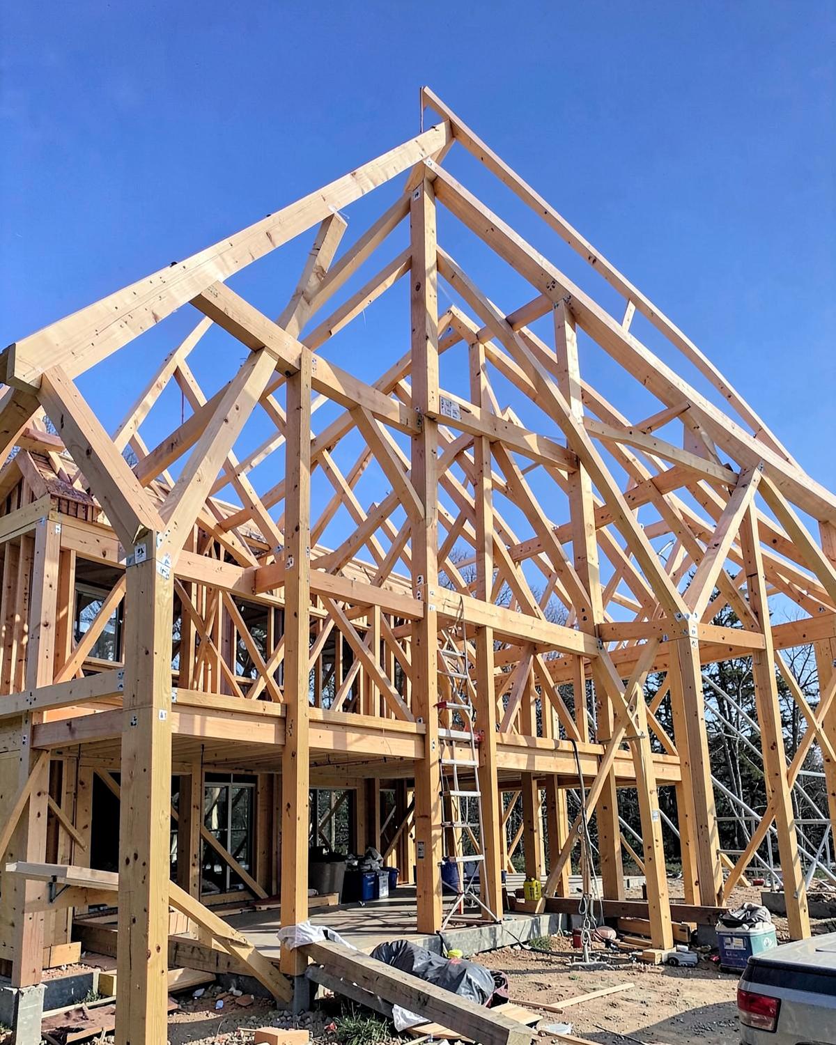Charpente en bois neuve d'une maison en construction