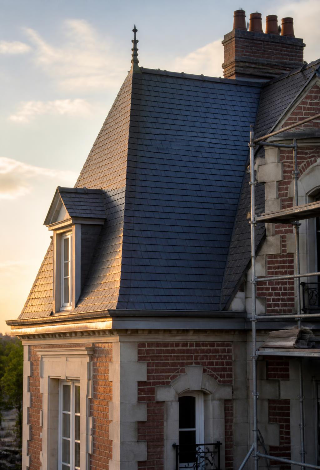 Toiture en ardoise neuve sur une maison en brique